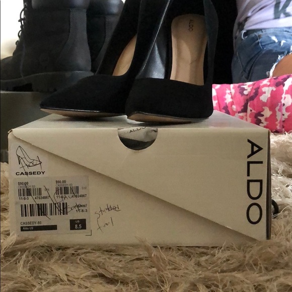 Lightly worn women’s black suede pumps - Picture 4 of 4